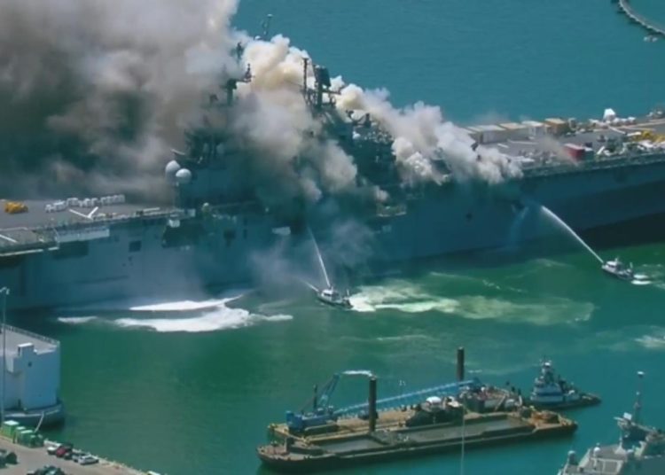 (VIDEO) Explosión a bordo de un barco de la Marina de EE.UU.