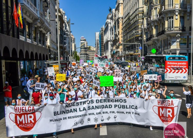 Más de 2.000 médicos internos residentes de Madrid se declaran en huelga y toman las calles