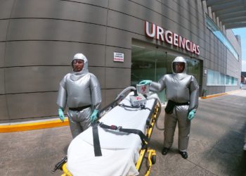 (VIDEO) Crean un traje inflable que protege del covid-19 y mantiene frescos a los paramédicos en México