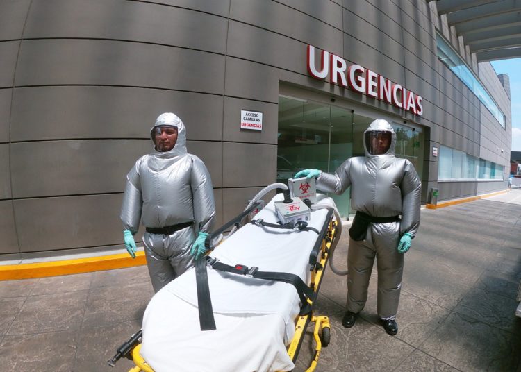 (VIDEO) Crean un traje inflable que protege del covid-19 y mantiene frescos a los paramédicos en México