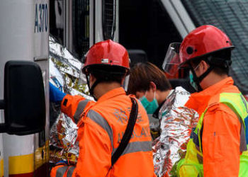 En China: Un hombre camina tranquilamente a la ambulancia con un cuchillo clavado en la cabeza