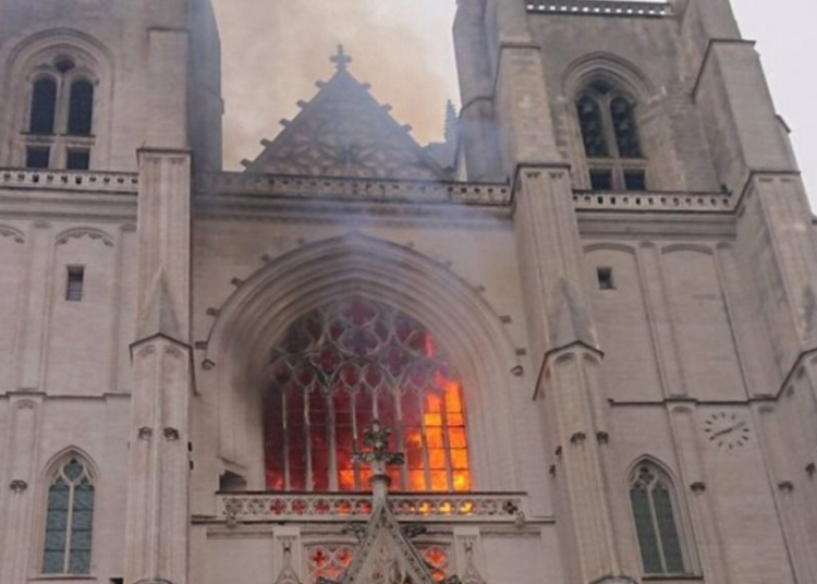 (VIDEO) Incendio daña la histórica catedral de Nantes, una de las iglesias góticas más grandes de Francia