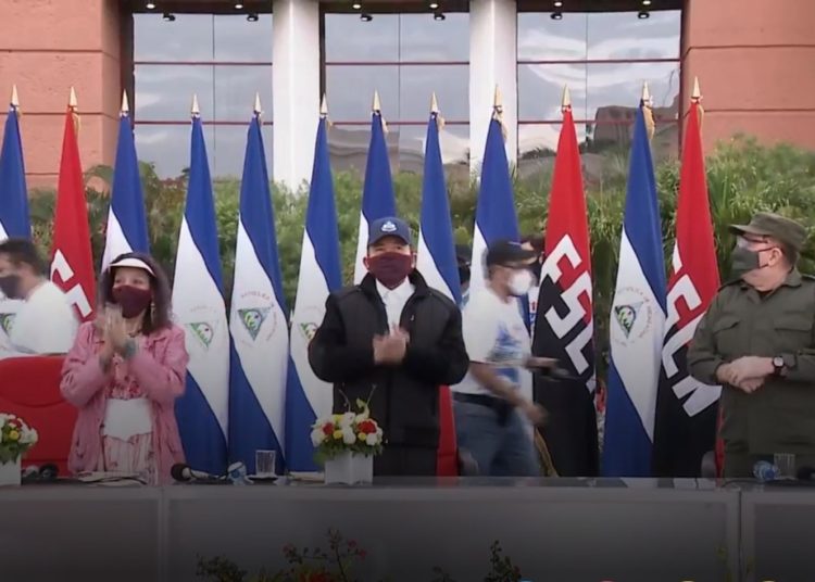 Ortega reaparece en público con mascarilla para celebrar el aniversario de la revolución sandinista