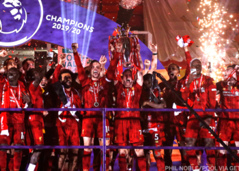 El Liverpool se da un festín con el Chelsea y recibe el trofeo de campeón