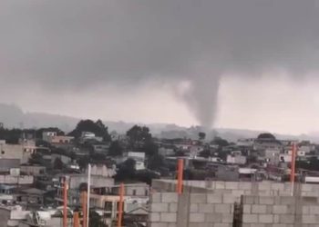 (VIDEO) Un ‘mini tornado’ golpea Chimaltenango y daña al menos 15 casas