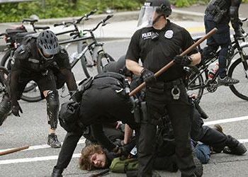 (VIDEO) La policía de Seattle declara motín después que manifestantes incendiaran una construcción