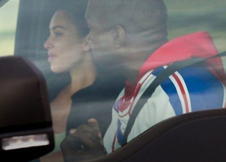 Lágrimas y aspavientos durante el tenso encuentro entre Kim Kardashian y Kanye West dentro del auto