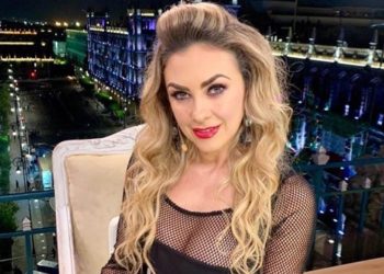 Aracely Arámbula derrocha sensualidad con vestido transparente y bordado de flores