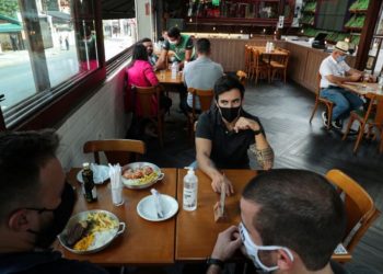 Bares y restaurantes reabren en Río de Janeiro y Sao Paulo, mientras que Brasil registra uno de los días más letales de covid-19