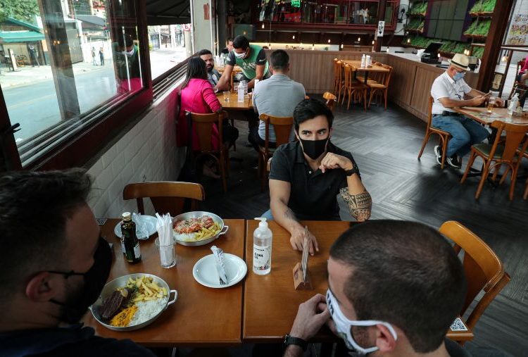 Bares y restaurantes reabren en Río de Janeiro y Sao Paulo, mientras que Brasil registra uno de los días más letales de covid-19
