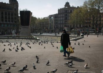 Cataluña confinó a más de 200.000 personas por rebrotes de coronavirus