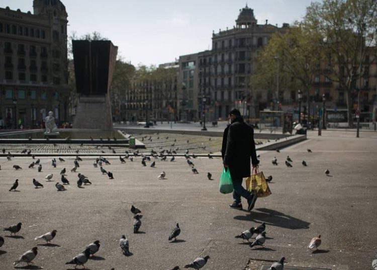 Cataluña confinó a más de 200.000 personas por rebrotes de coronavirus