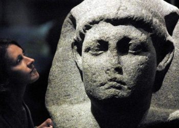 El insólito hallazgo de dos momias cubiertas de oro indicarían dónde está la tumba de Cleopatra