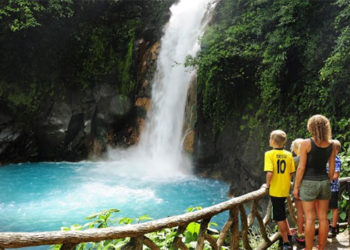 Costa Rica inicia en agosto apertura gradual de turismo y vuelos comerciales