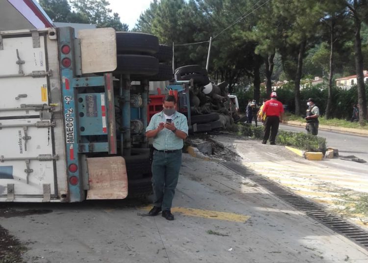 Rastra vuelca frente a gasolinera en Pinares de Suiza, Santa Tecla, dejando a un herido