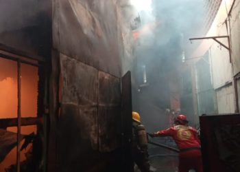 Bomberos controlan incendio en local de mercado La Tiendona