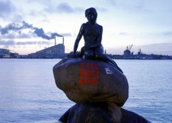 Vandalizan ‘La sirenita’ de Copenhague por ser un «pez racista»