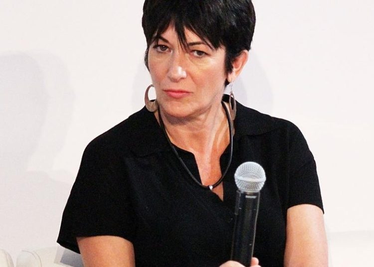 Ghislaine Maxwel, expareja de Jeffrey Epstein contrató a una asistente para que abusara de ella «constantemente»