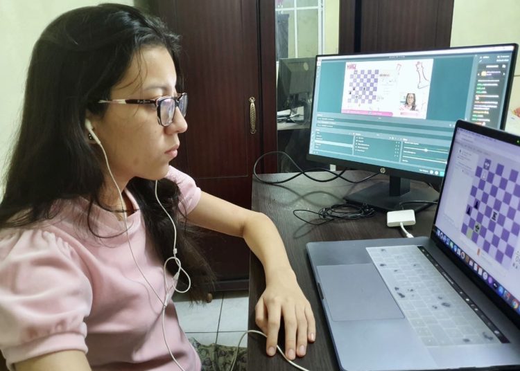 La reina del ajedrez salvadoreño, Marjorie Herrera, enseña el deporte ciencia en la plataforma Twitch