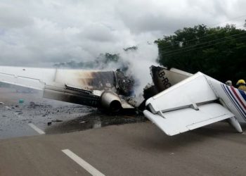 Un avioneta se desplomó al sur de Quintana Roo, se incendia en medio de la carretera