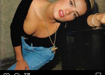 Salma Hayek luce un vestido de malla playero que deja poco a la imaginación