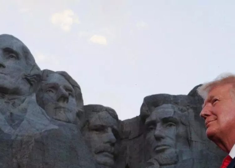 Trump celebra el Día de la Independencia en el monte Rushmore y sin mascarilla