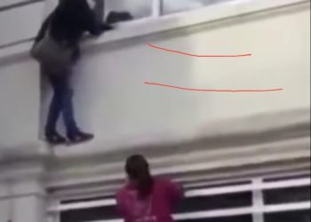 (VIDEO) Una mujer escala por las paredes de un hospital para ver a un familiar con covid-19