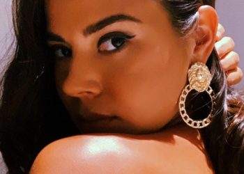 Miss El Salvador 2015, Fátima Idubina Rivas, toma el sol en topless en una playa nudista