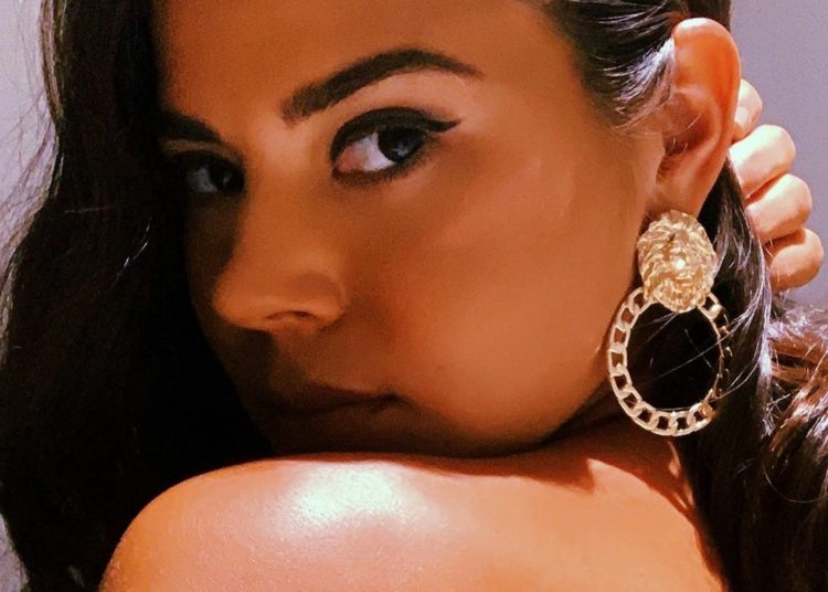 Miss El Salvador 2015, Fátima Idubina Rivas, toma el sol en topless en una playa nudista