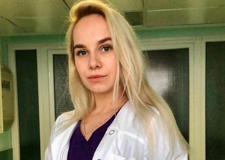 La enfermera rusa que fue a trabajar en bikini se convierte en el rostro de una marca deportiva