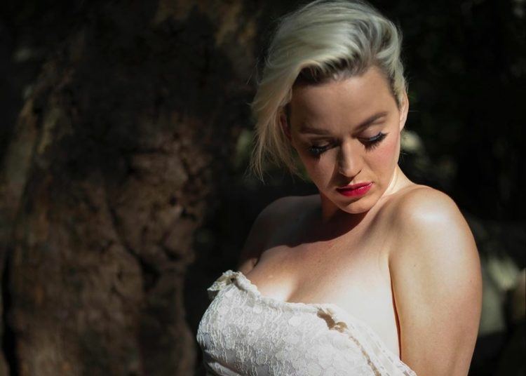 Katy Perry en traje de baño en Malibú lució su avanzado estado de embarazo