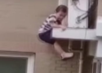 (VIDEO) Un hombre atrapa al vuelo a un niño que cae desde un quinto piso