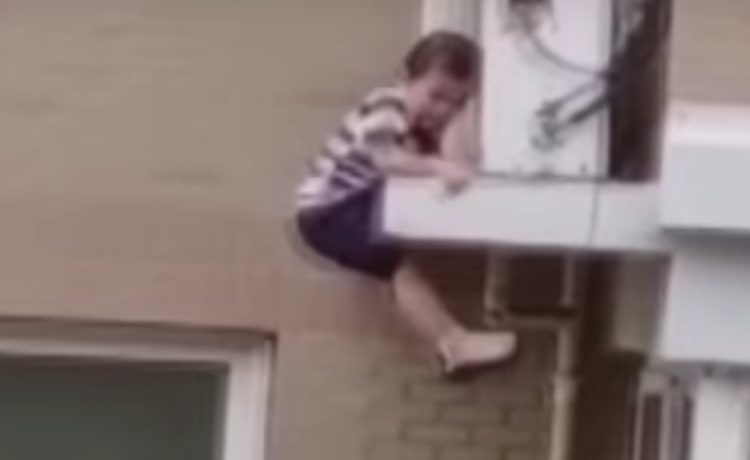 (VIDEO) Un hombre atrapa al vuelo a un niño que cae desde un quinto piso