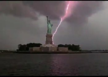 Rayo cayó detrás de la Estatua de la Libertad y dejó un panorama increible