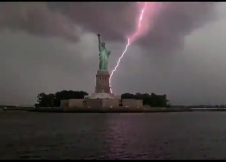 Rayo cayó detrás de la Estatua de la Libertad y dejó un panorama increible
