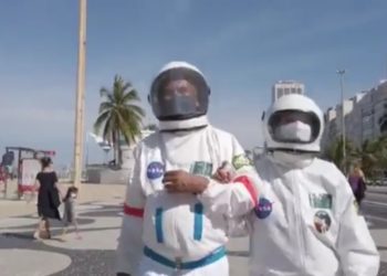 Dos jubilados brasileños usan trajes espaciales como protección frente al coronavirus