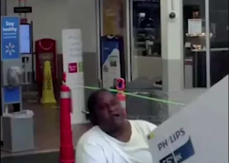 (VIDEO) Dos señoras intentan robar un enorme televisor de una tienda en Florida