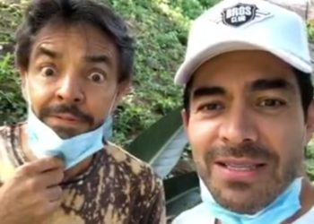 (VIDEO) Eugenio Derbez y Omar Chaparro se besan ¿salieron del closet?