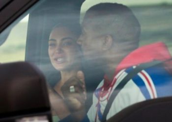 Lágrimas y aspavientos durante el tenso encuentro entre Kim Kardashian y Kanye West dentro del auto