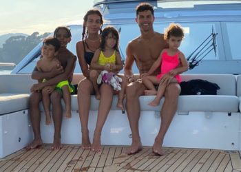 (VIDEO) Seguidores de Cristiano Ronaldo lo sorprenden con serenata en medio del mar