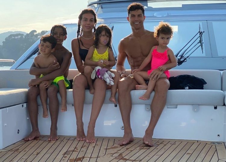 (VIDEO) Seguidores de Cristiano Ronaldo lo sorprenden con serenata en medio del mar