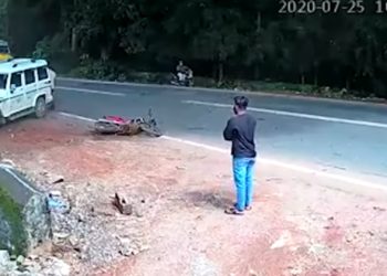 (VIDEO) Un motociclista se salva de que le arrolle una excavadora