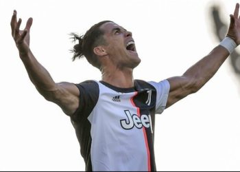 La fotografía de Cristiano Ronaldo tomando sol sobre su Bugatti de $3,5 millones que reveló un increíble detalle