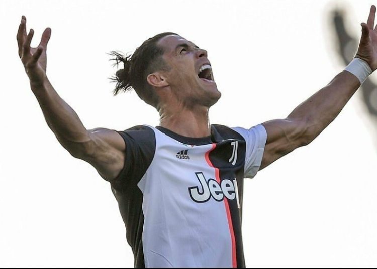 La fotografía de Cristiano Ronaldo tomando sol sobre su Bugatti de $3,5 millones que reveló un increíble detalle