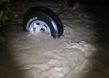 PNC reporta 3 fallecidos luego que un río arrastrara el vehículo en el que se conducían en Chalatenango