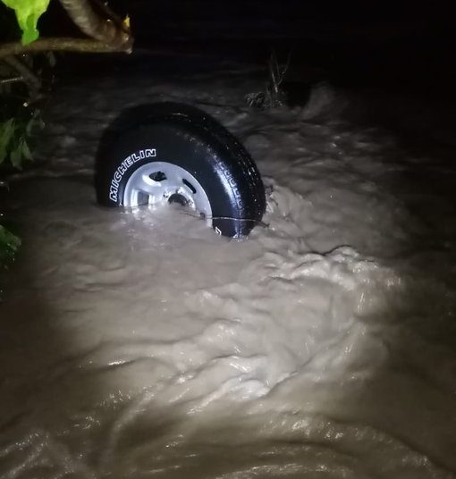 PNC reporta 3 fallecidos luego que un río arrastrara el vehículo en el que se conducían en Chalatenango