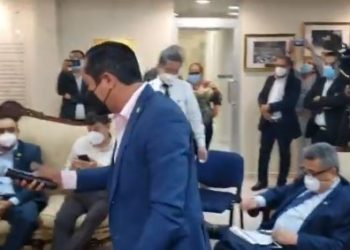 VIDEO | Ministro Zelaya se retira de reunión con diputados ante entrampamiento de aprobación de préstamo por $270 millones