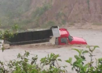 Fuertes correntadas en río Las Cañas, de Apopa, arrastran camión