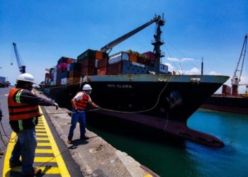 1,160 toneladas de alimentos llegan a Acajutla para segunda entrega de paquetes alimentarios