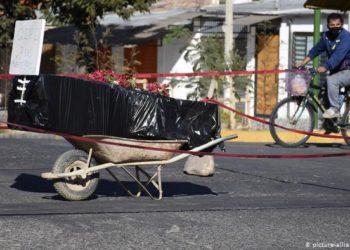 En Bolivia las autoridades han recogido al menos 420 cadáveres de calles, vehículos y casas en menos de una semana